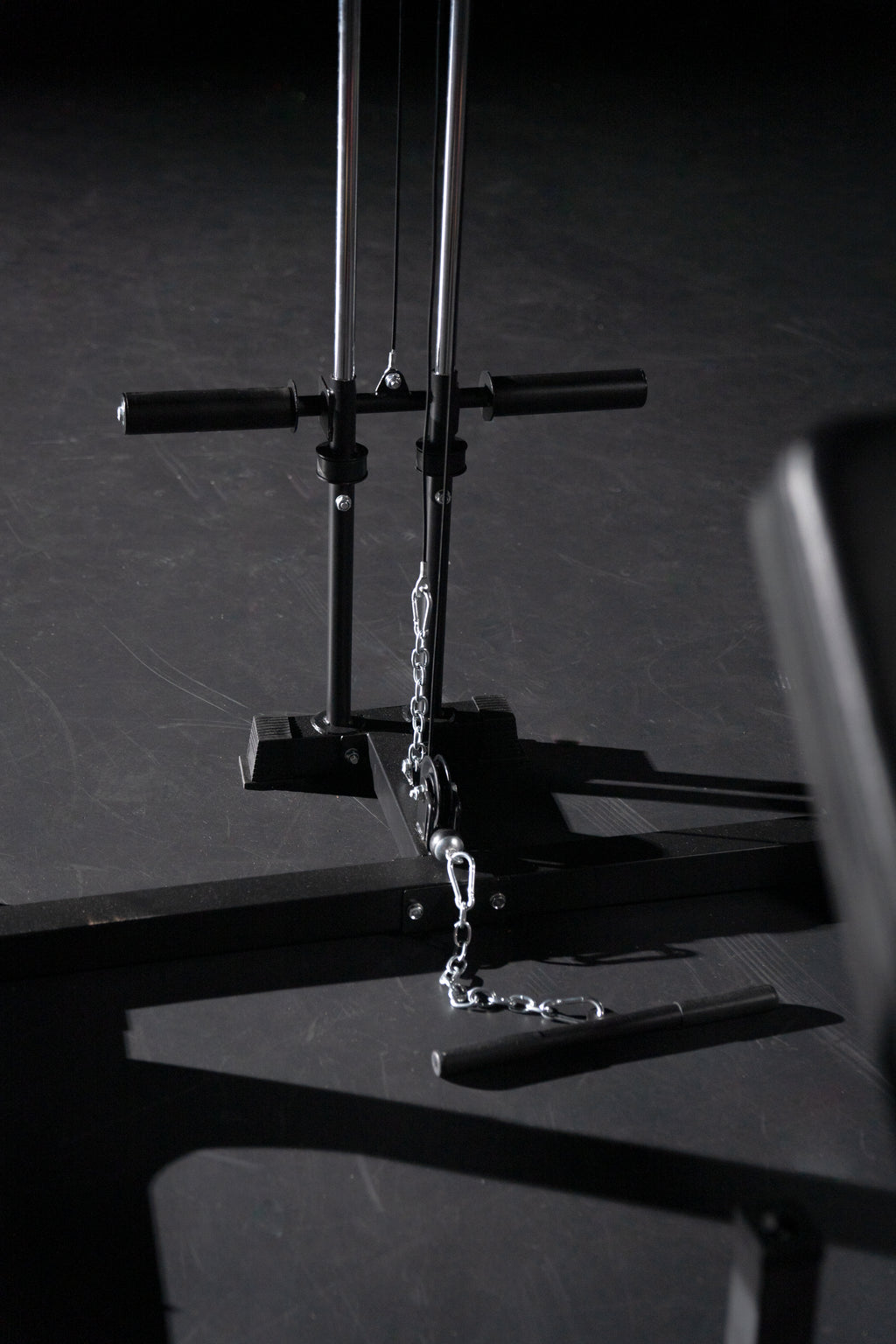 Raw Strength Barbell Power Rack Squat Cage with Dip Bar and High Low Pulley in black – image 7